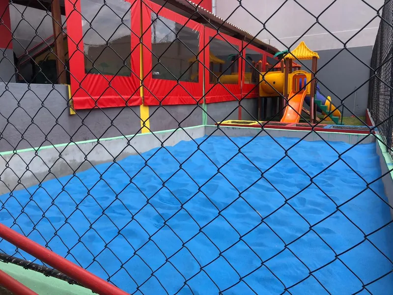 Parque da educação infantil, com tanque de areia e brinquedo