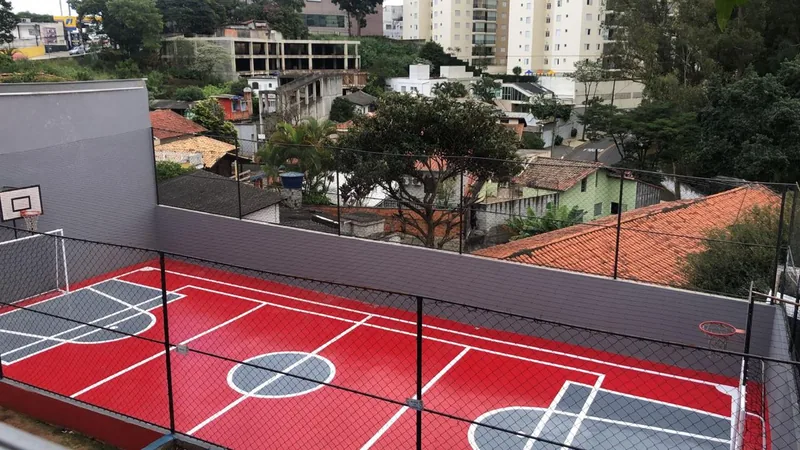 Quadra poliesportiva coberta, com tabelas de basquete